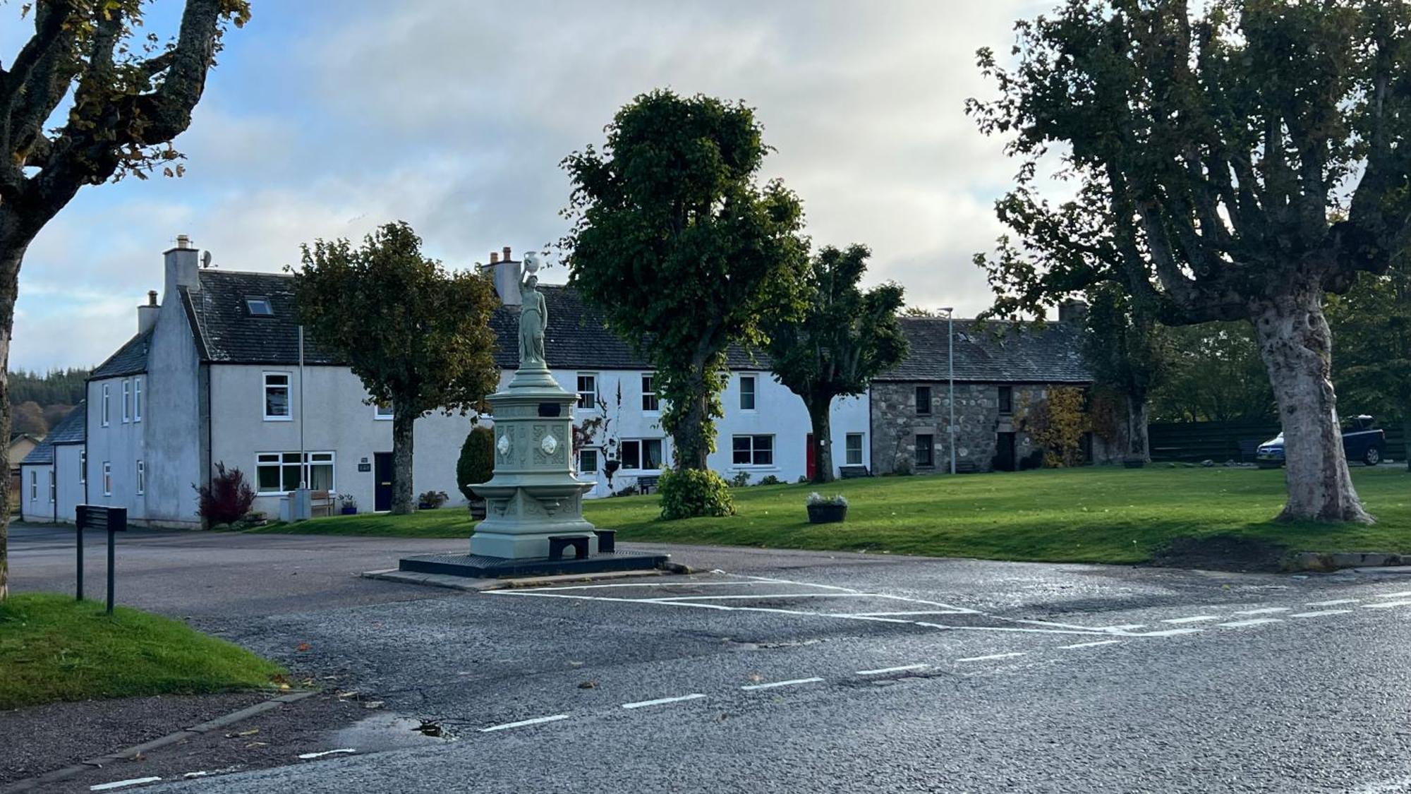 Hotel Square Tomintoul Exterior photo